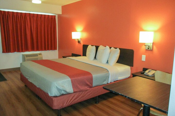 1 King Bed (8 of 15)