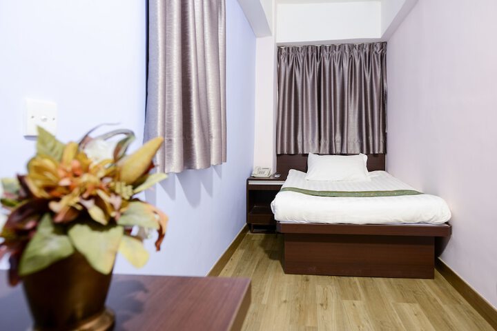 Room 6 of 33