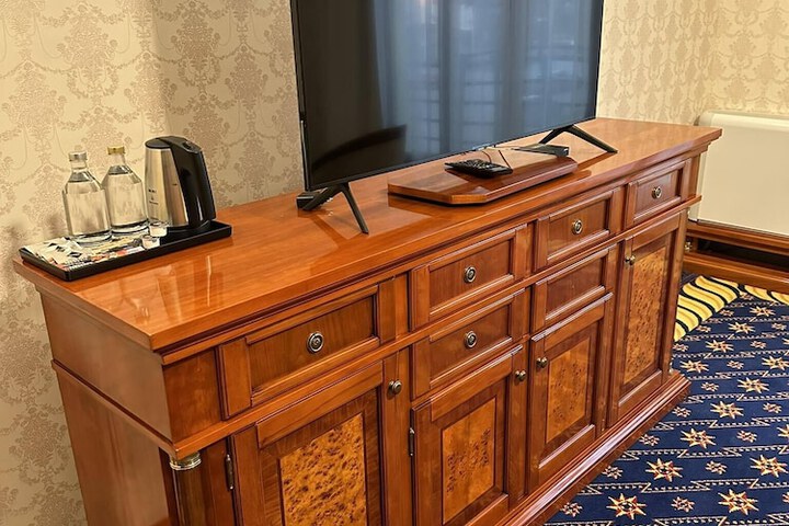 Room 27 of 143