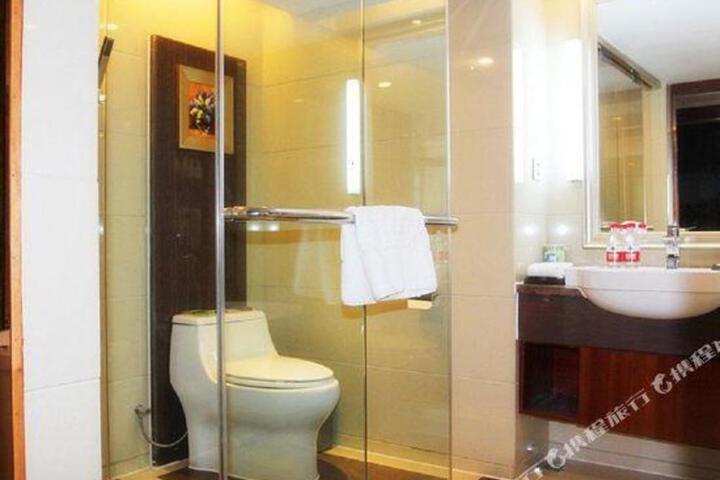 Hollyston Hotel (Chengdu East Railway Station Chengyu Lijiao Metro Station)