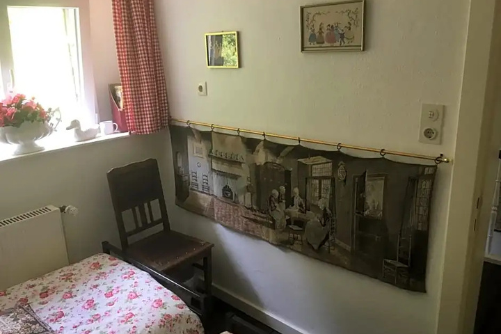Room 2 of 18