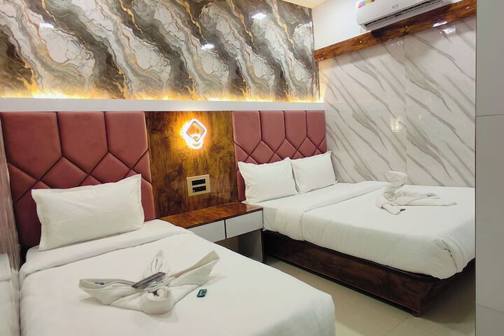 Room 4 of 8