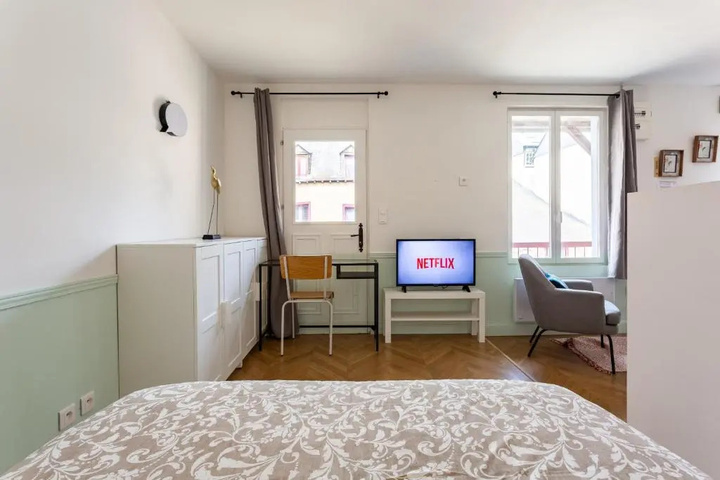 Room 4 of 8