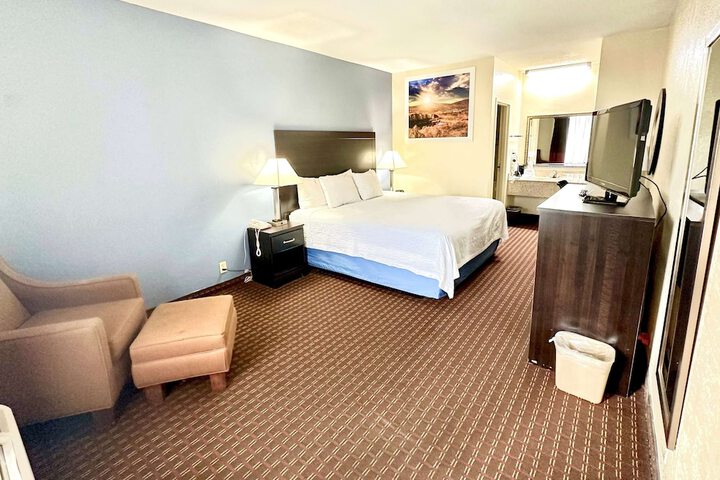 1 King Bed (2 of 17)