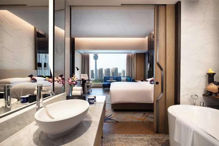 Room 43 of 118
