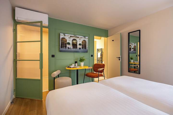 Room 8 of 33