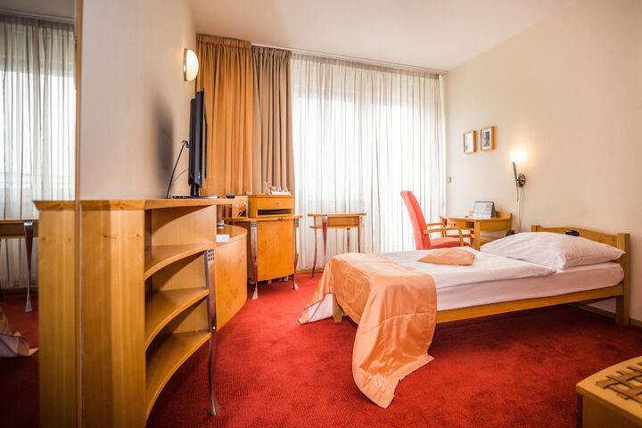 Room 20 of 102
