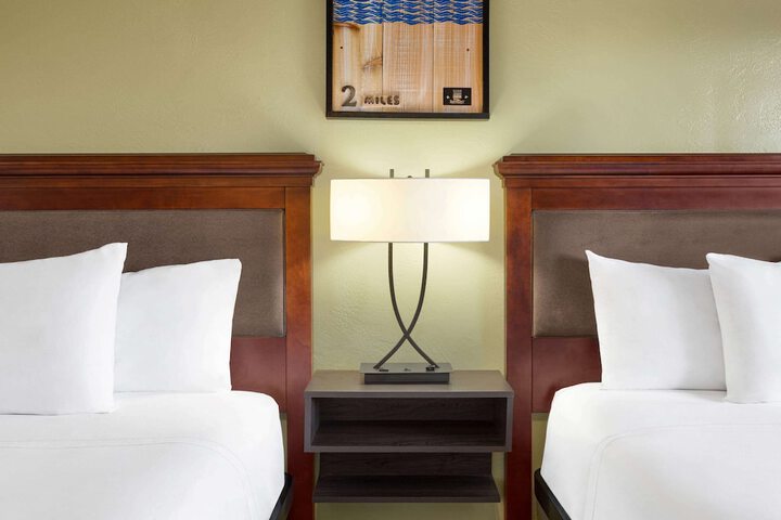 2 Queen Beds (10 of 14)