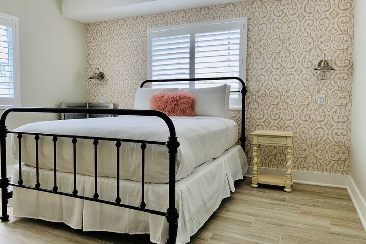 Queen Size Bed (12 of 23)