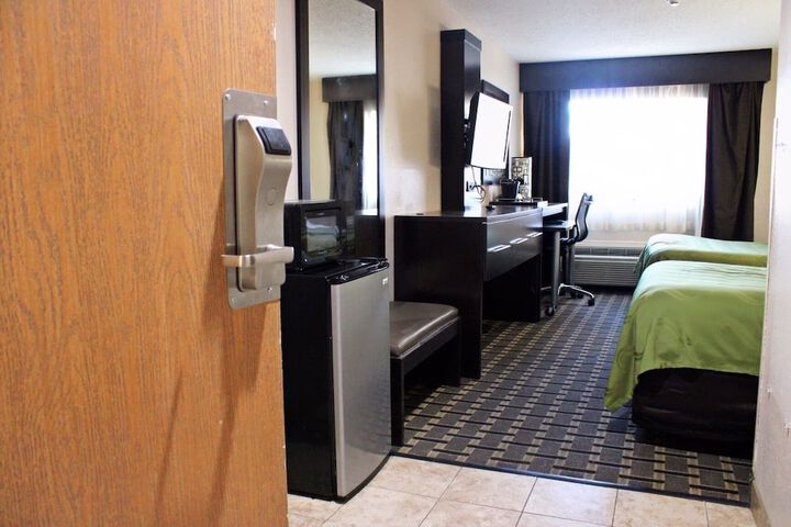 2 Queen Beds (5 of 13)