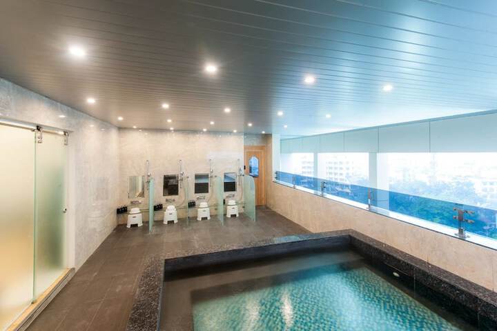Hotel Pool