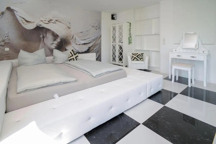 Room 4 of 18