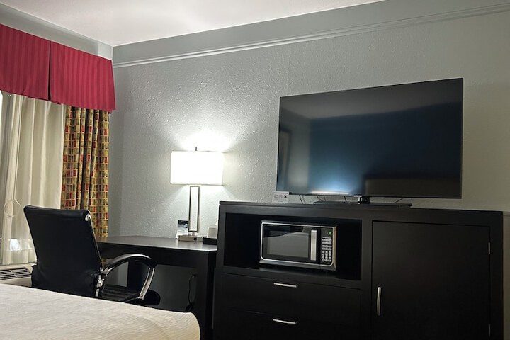 1 Queen Bed Mobility Accessible (7 of 10)