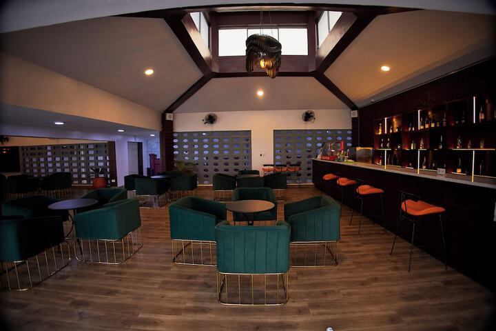 Lounge 47 of 82