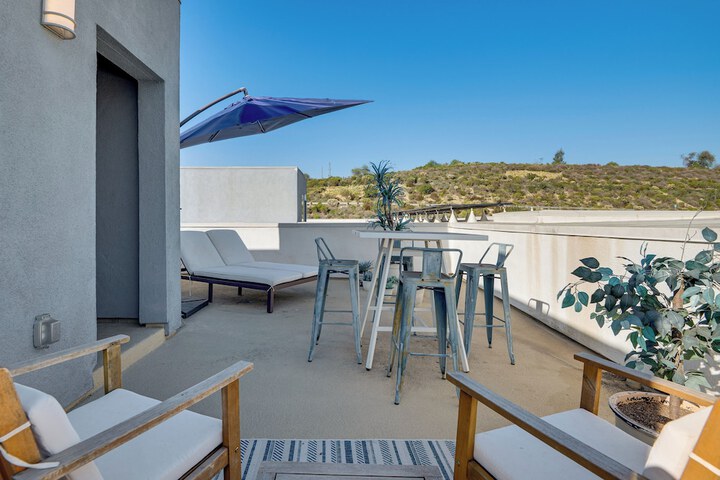 12 Mi to Dtla! Multi-level Charmer w / Pool Access