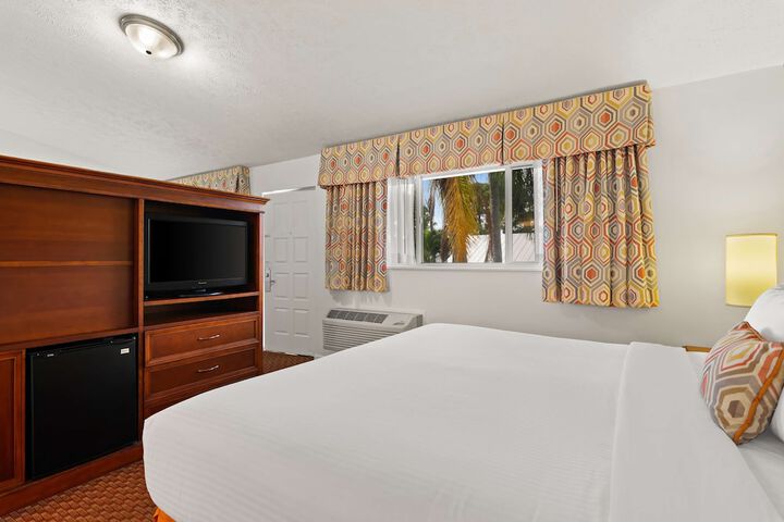 Suite 1 King Bed High Speed Internet Accessible Sofa Bed Refrigerator, Coffee Maker Full Breakfast (20 of 24)
