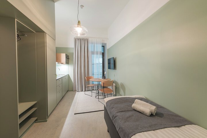 Room 4 of 77