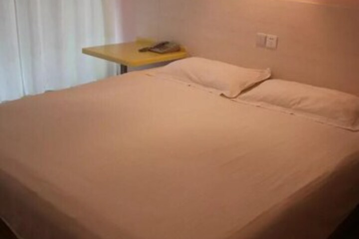 Room 32 of 38