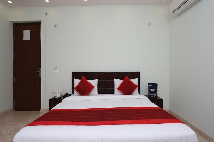 Room 9 of 16