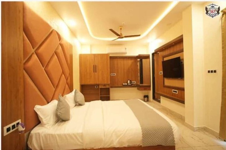 Room 4 of 15