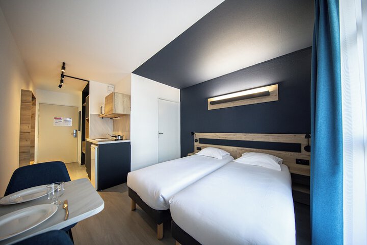 Room 9 of 42