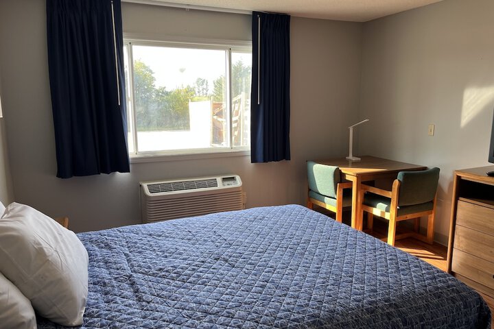 1 Queen Bed (22 of 25)
