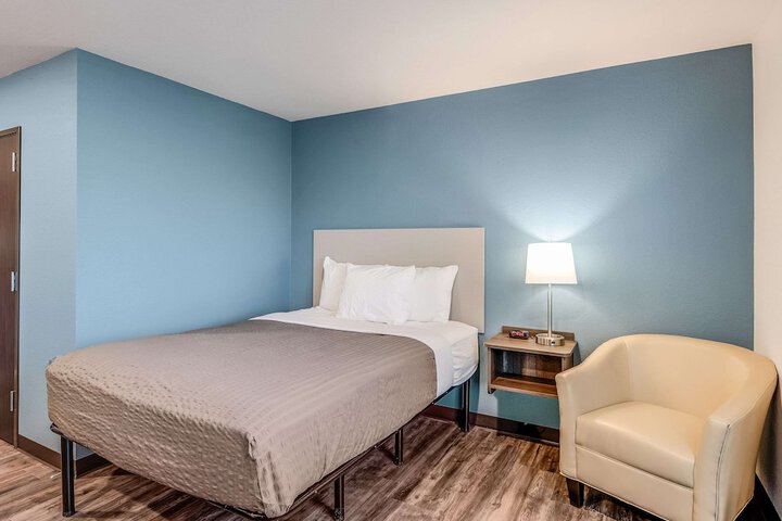 1 Queen Bed (12 of 20)