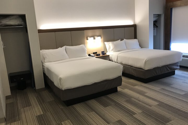 2 Queen Beds (3 of 22)