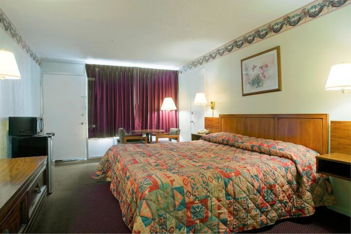 1 Queen Bed (4 of 9)