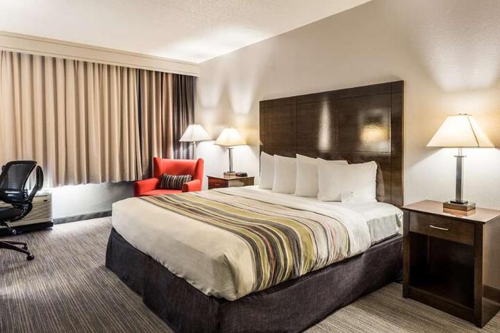 1 King Bed (4 of 12)