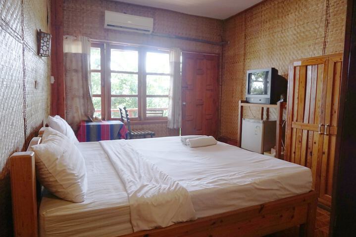 Room 10 of 28