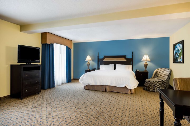 Studio Accessible King Size Bed (7 of 17)