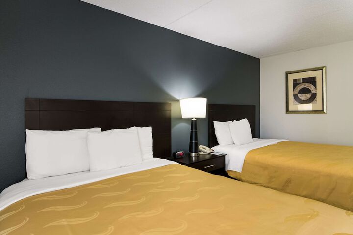 2 Queen Beds (5 of 10)