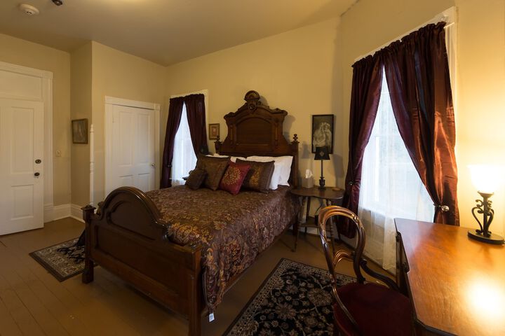 Room 11 of 32