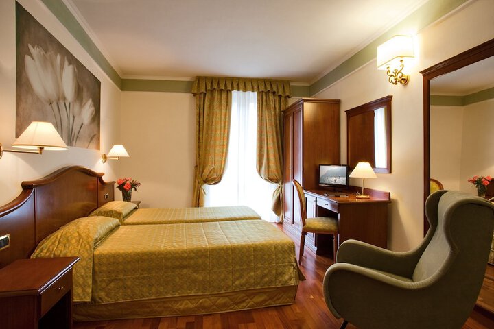 Room 8 of 34