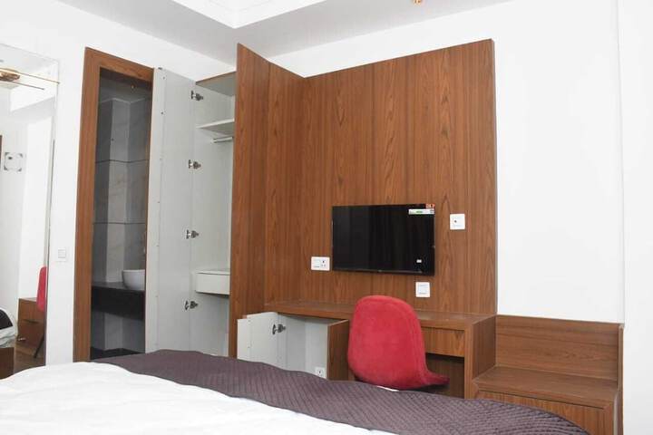 Room 4 of 7