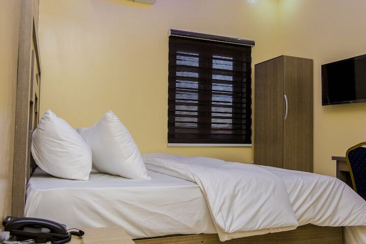 Room 4 of 8
