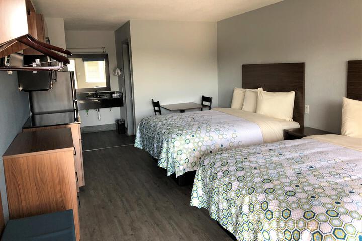 ADA Accessible Superior 1 Queen Bed (10 of 16)