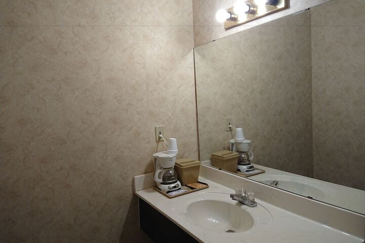 Room 27 of 37