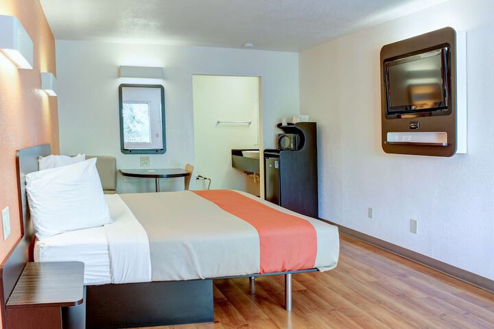 Room 8 of 33