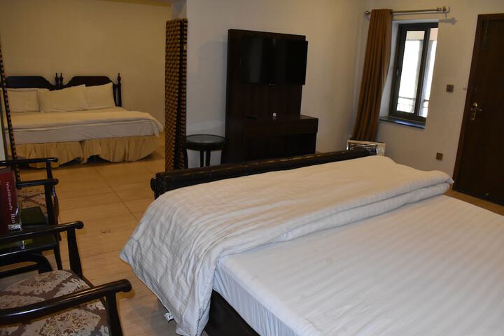 Room 9 of 25