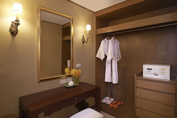 Room 4 of 52