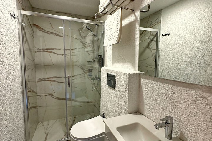 Room 100 of 123