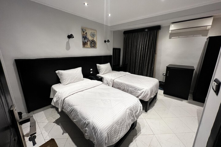 Room 35 of 107