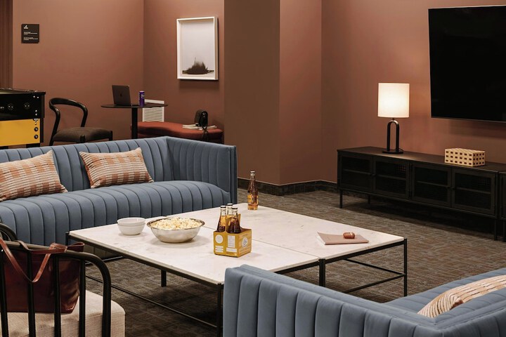 Lounge 52 of 58