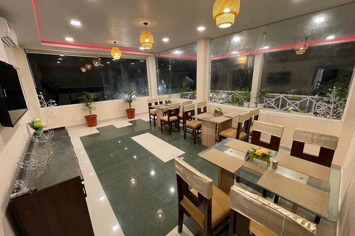 Dining 8 of 19