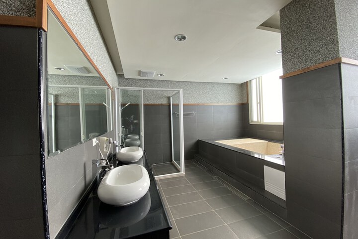 Room 10 of 16