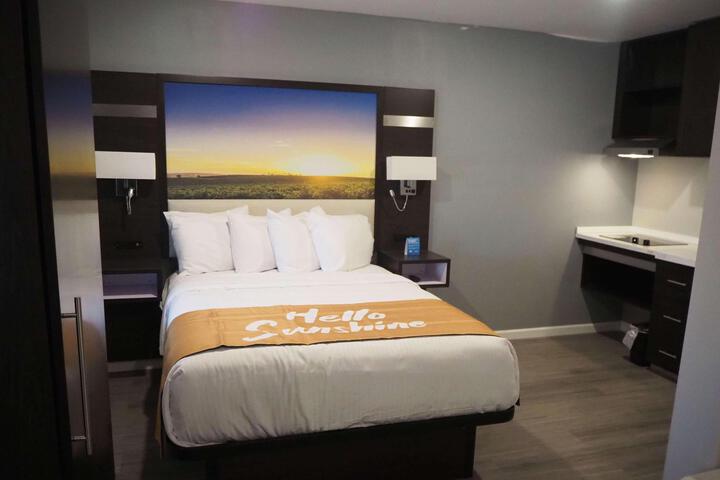 1 Queen Bed (18 of 19)