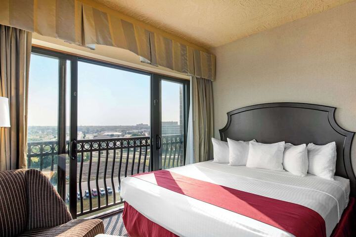 1 King Bed Accessible (5 of 20)