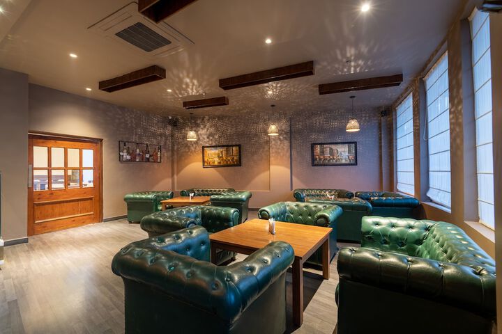 Lounge 74 of 94